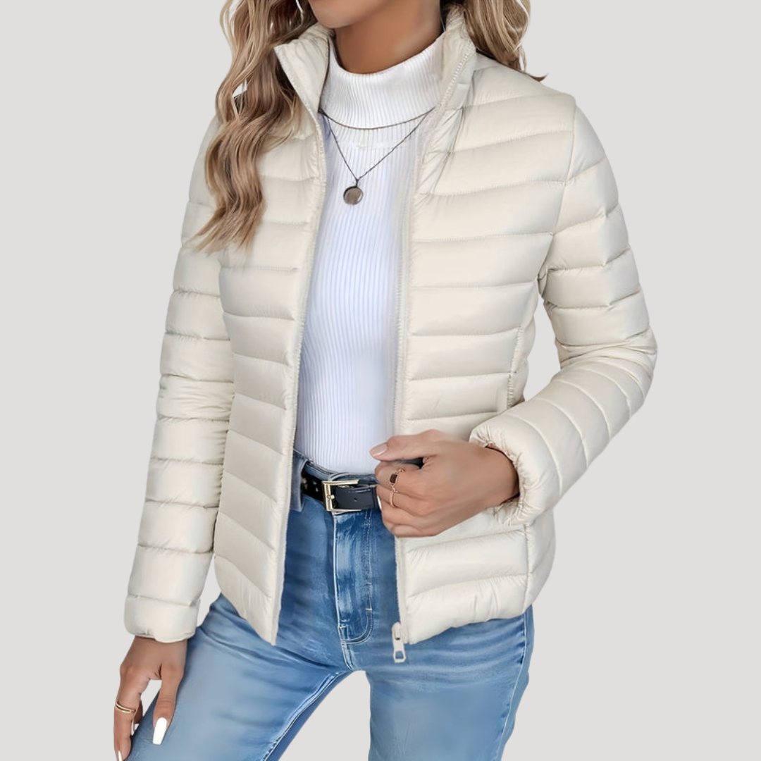 Détail d'une veste matelassée femme zippée, col montant. Idéale pour l'automne-hiver, un vêtement extérieur chaud et élégant.