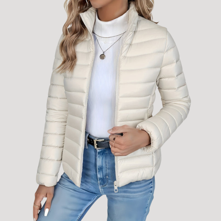 Détail d'une veste matelassée femme zippée, col montant. Idéale pour l'automne-hiver, un vêtement extérieur chaud et élégant.