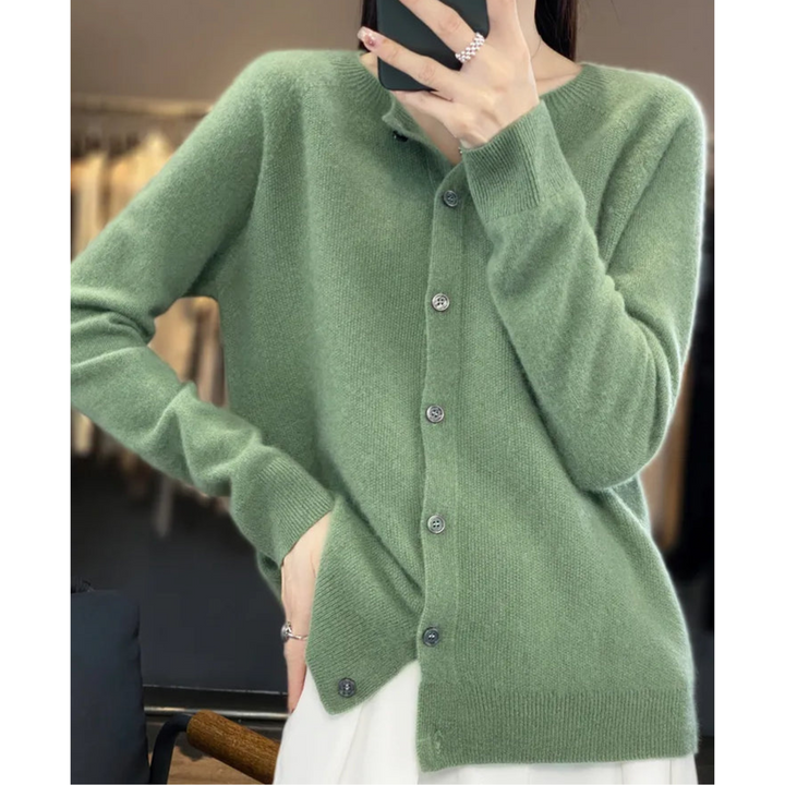 Cardigan femme vert foncé à col rond, boutonné. Doux, chaud, parfait pour l'automne-hiver et la superposition.