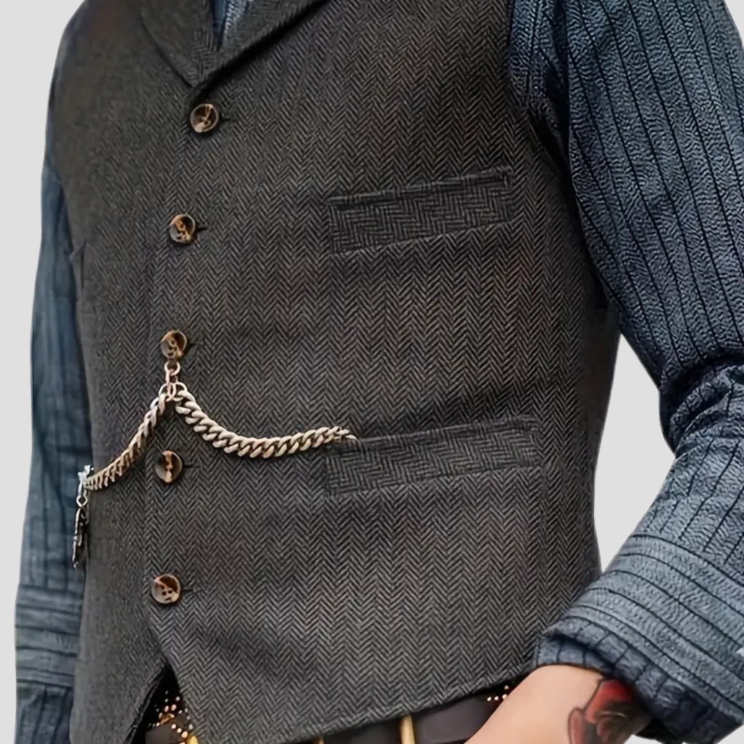 Gilet moderne homme vert forêt, coupe près du corps, idéal pour un look original et chic.