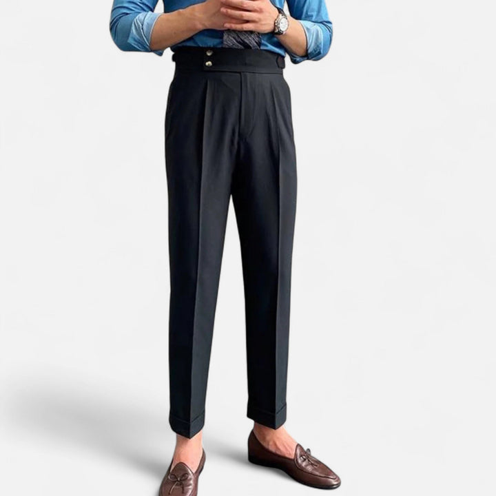 Pantalon drapé homme élégant, taille haute. Parfait pour une tenue de soirée ou un événement formel chic.