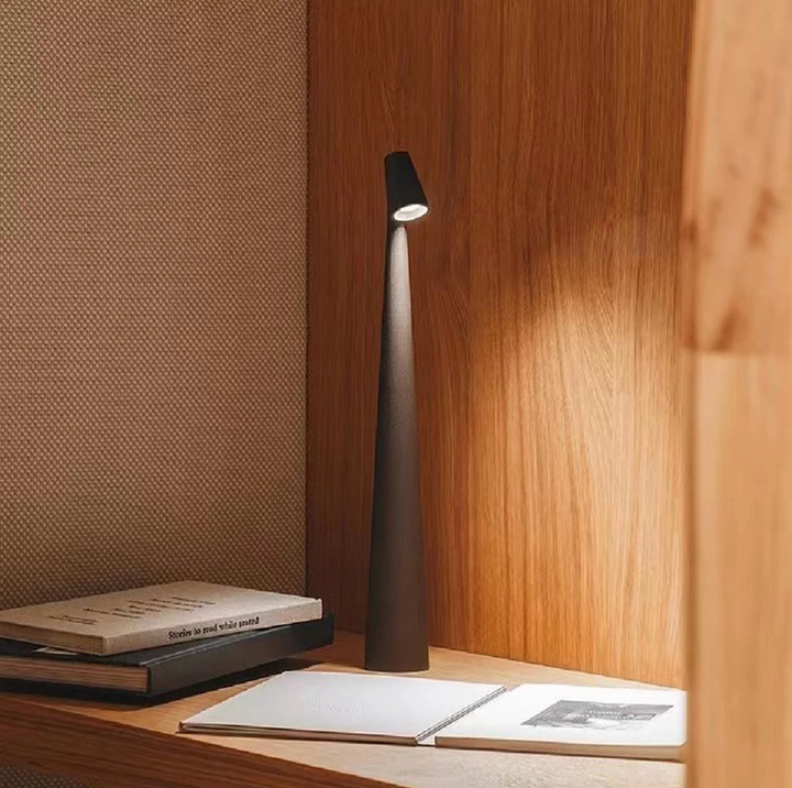 Lampe de table LED tactile, sans fil, rechargeable, pour un éclairage moderne et intuitif.