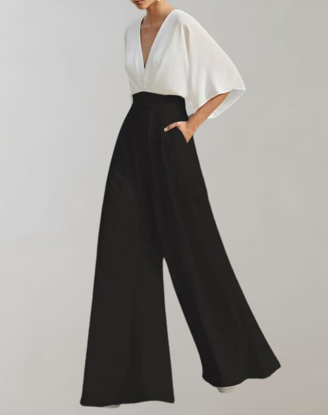Combinaison femme élégante, décolleté plongeant, jambes larges pour une silhouette fluide et chic en soirée.