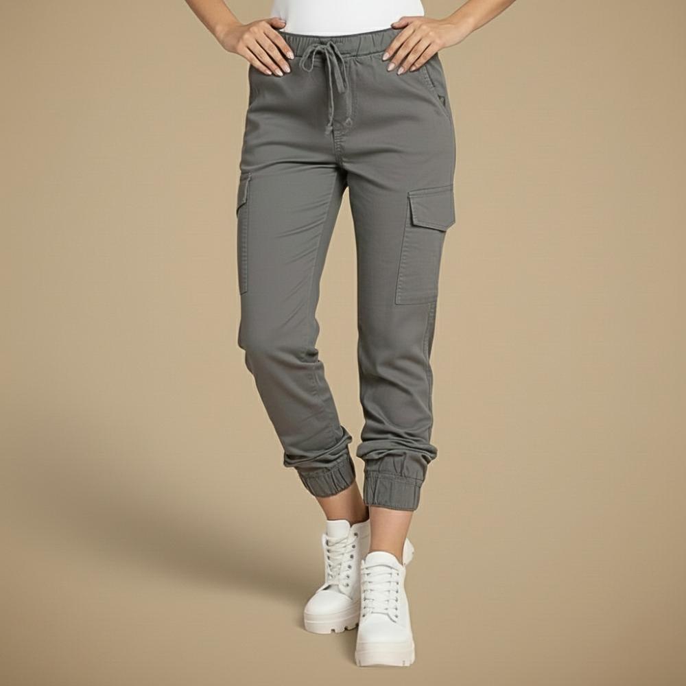 Pantalon cargo jogging femme en coton doux. Confortable, durable, look streetwear urbain moderne avec poches.