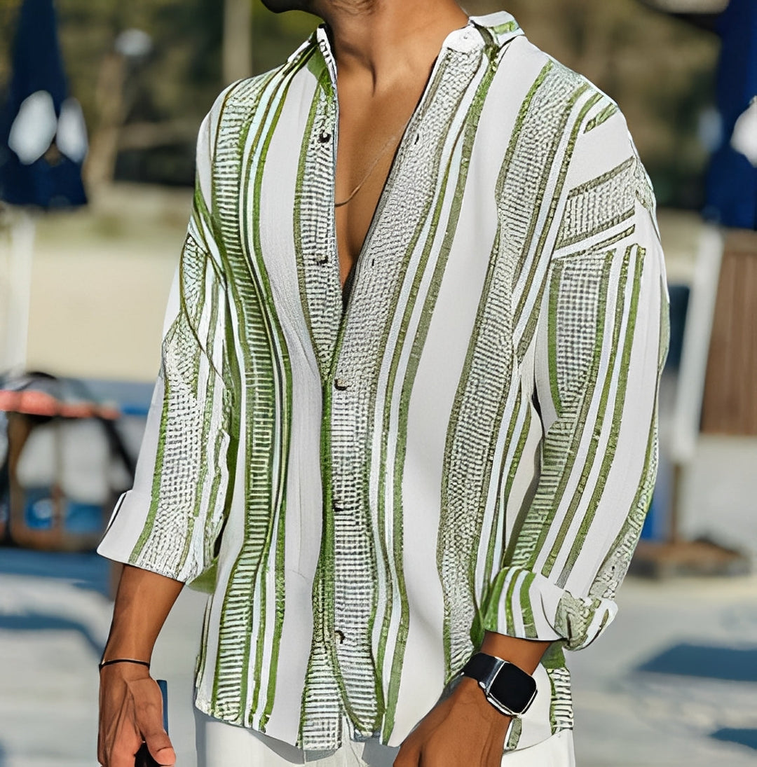Chemise homme rayée légère pour un confort optimal. Idéale pour une tenue décontractée quotidienne ou un look d'été.