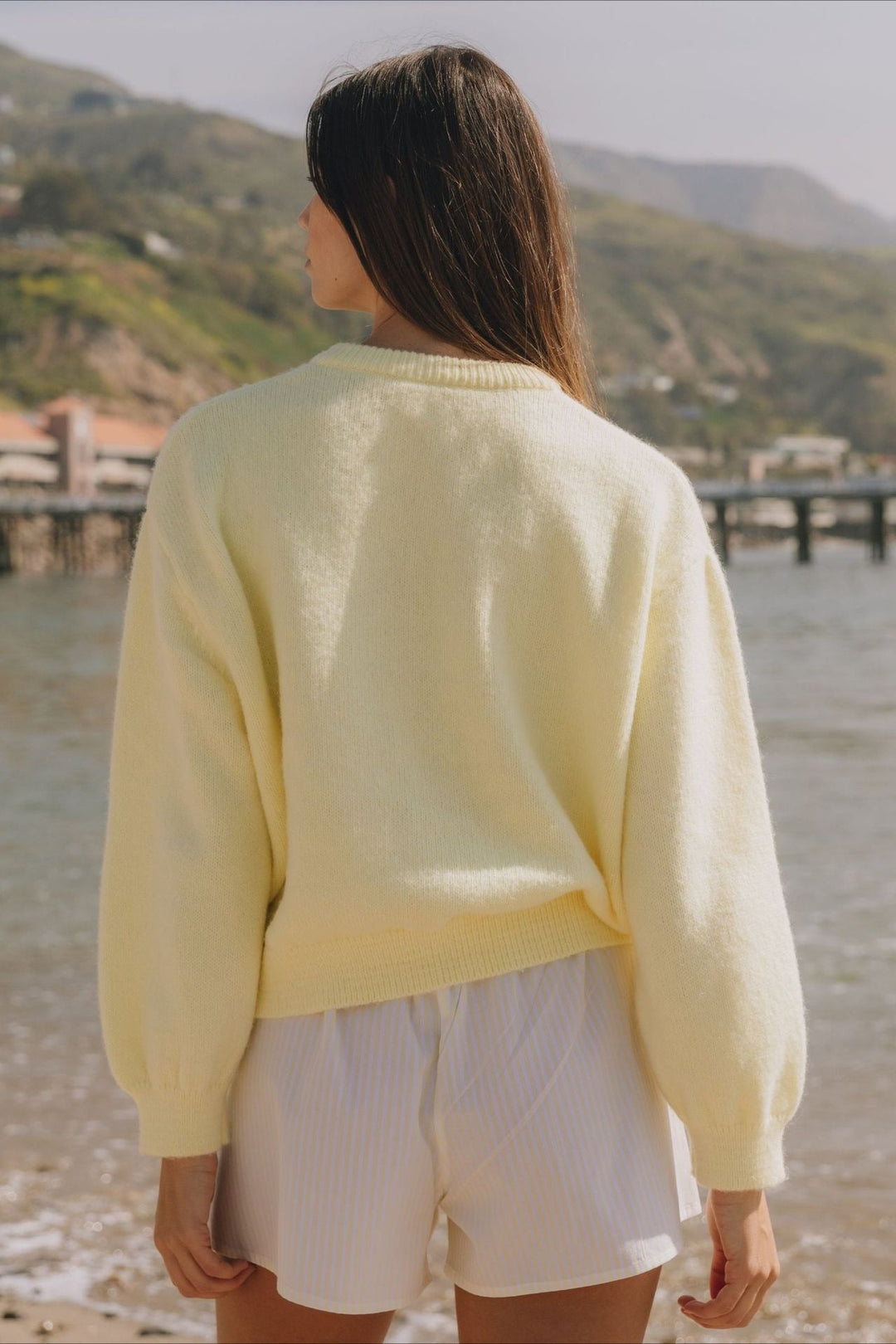 Haut mode femme: cardigan boutonné, tricoté, manches longues, pour un look printanier décontracté et chic.