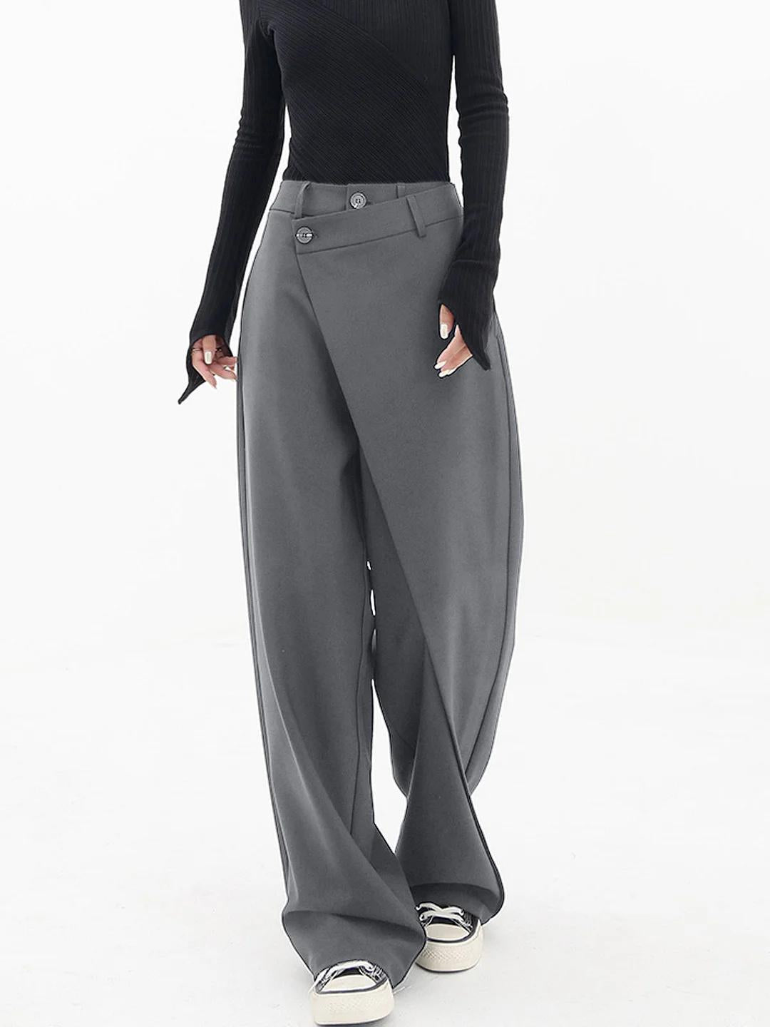 Profil d'une femme portant un pantalon baggy asymétrique, taille haute, avec un style unique et confortable.