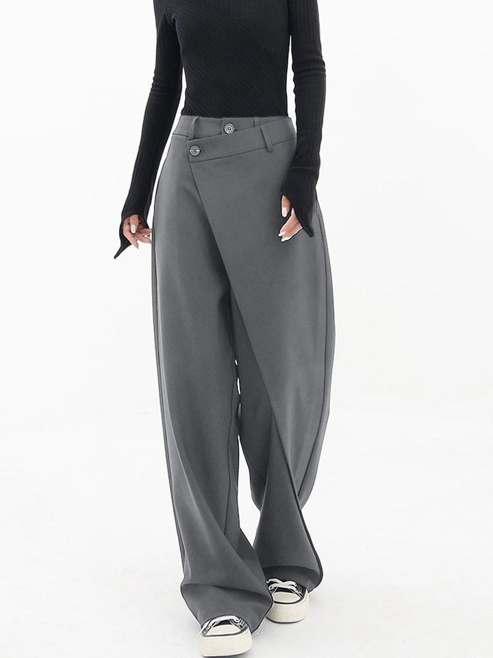 Profil d'une femme portant un pantalon baggy asymétrique, taille haute, avec un style unique et confortable.