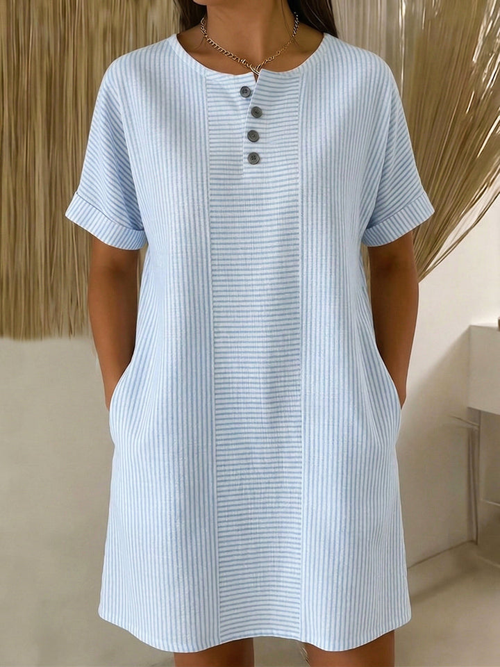 Robe ample femme élégante en coton et lin, col Henley, idéale printemps-été pour un look décontracté chic.