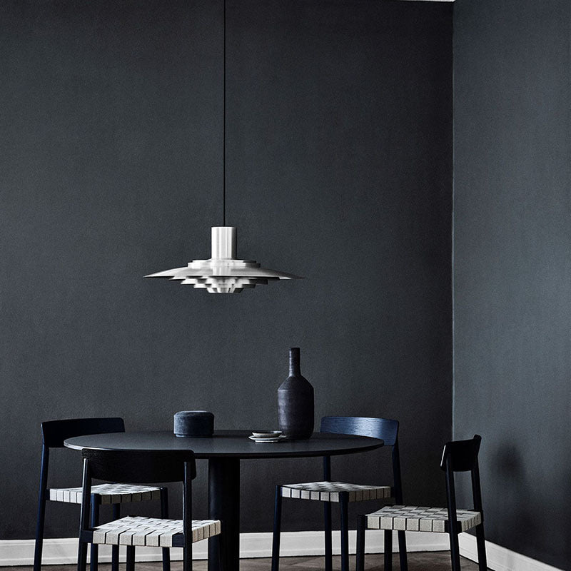 Luminaire suspendu LED nickel brossé, design scandinave, apporte une touche chic à votre cuisine.