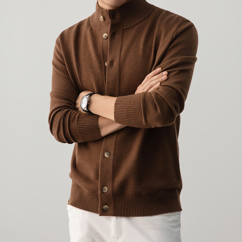 Cardigan homme col roulé, élégant et chaud. Parfait pour l'automne et l'hiver, allie confort et style.