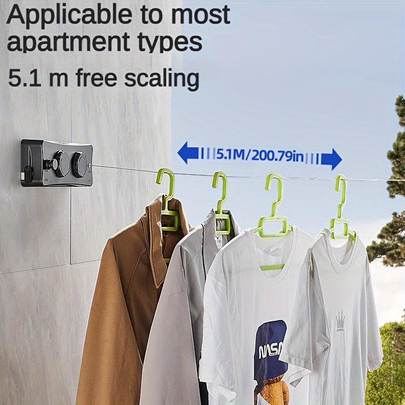 Sèche-linge mural double rétractable à l'extérieur, pratique pour sécher la lessive au soleil.