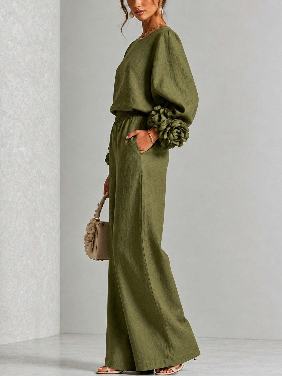 Ensemble femme avec top à motifs floraux et pantalon large fluide, idéal pour un look chic décontracté en été.