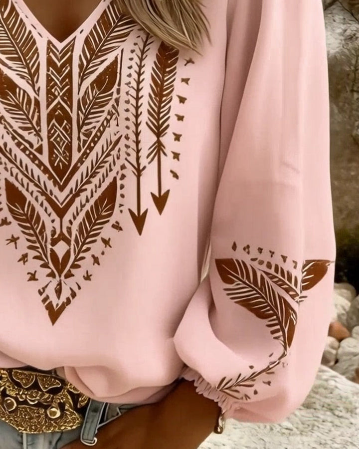 Haut femme bohème chic avec imprimé ethnique. Blouse élégante à manches bouffantes et décolleté V, mode printemps-été.
