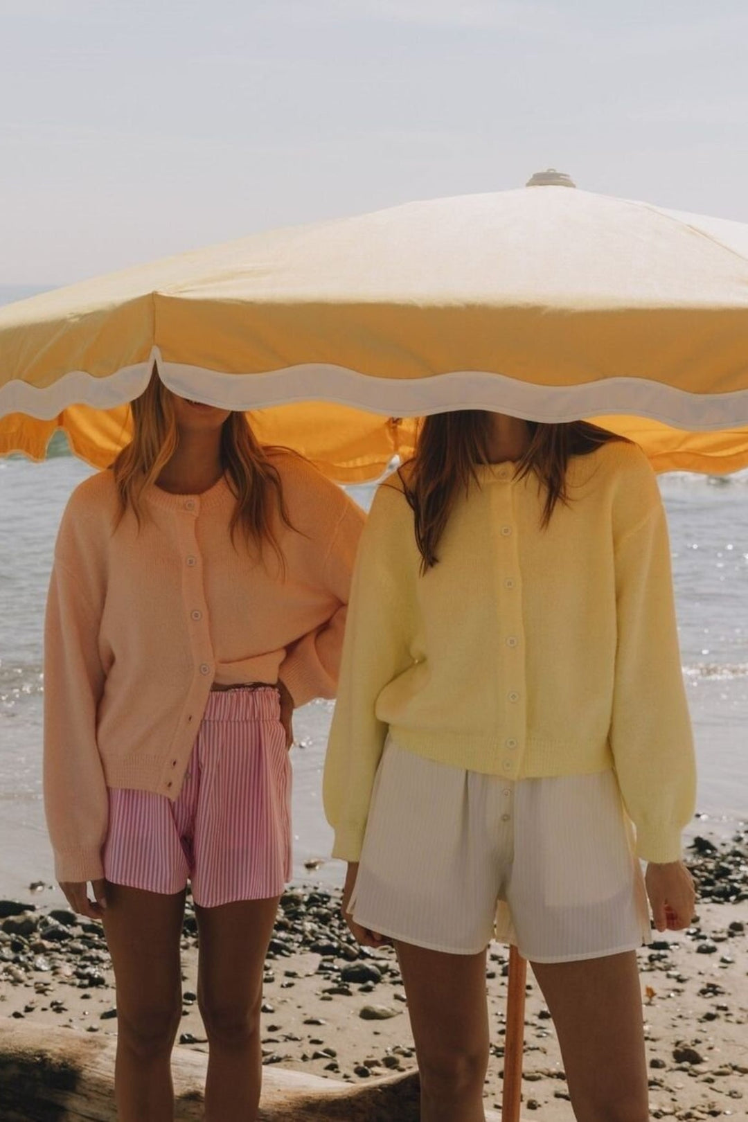 Cardigan à manches longues pour femmes, style décontracté et chic, avec fermeture boutonnée, idéal au printemps.