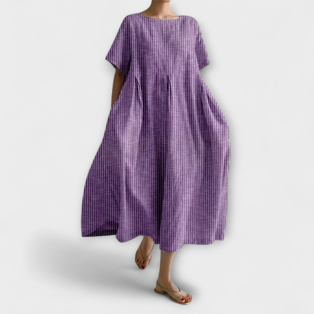 Robe longue décontractée pour femme, coupe fluide et style bohème. Confortable et stylée pour les journées estivales.