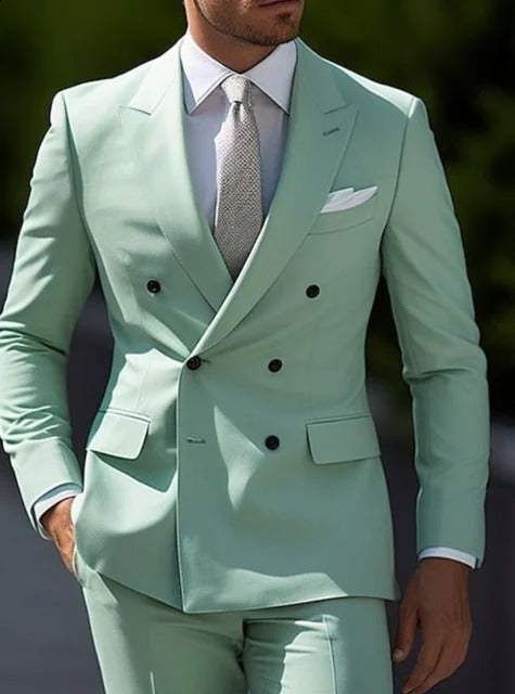 Accessoires du costume homme élégant (cravate, chemise), complétant la tenue formelle avec style et finesse.