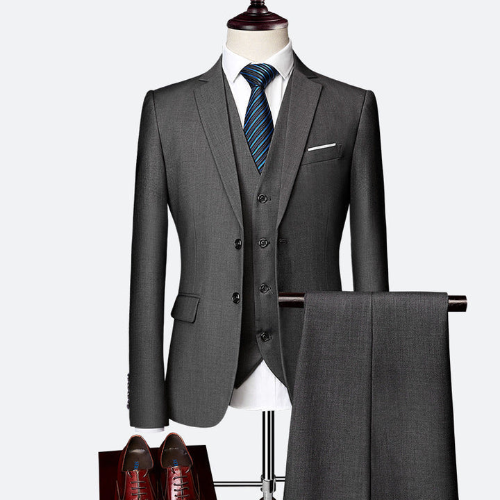 Costume homme complet slim fit, moderne et élégant, parfait pour une silhouette affûtée en toute occasion.