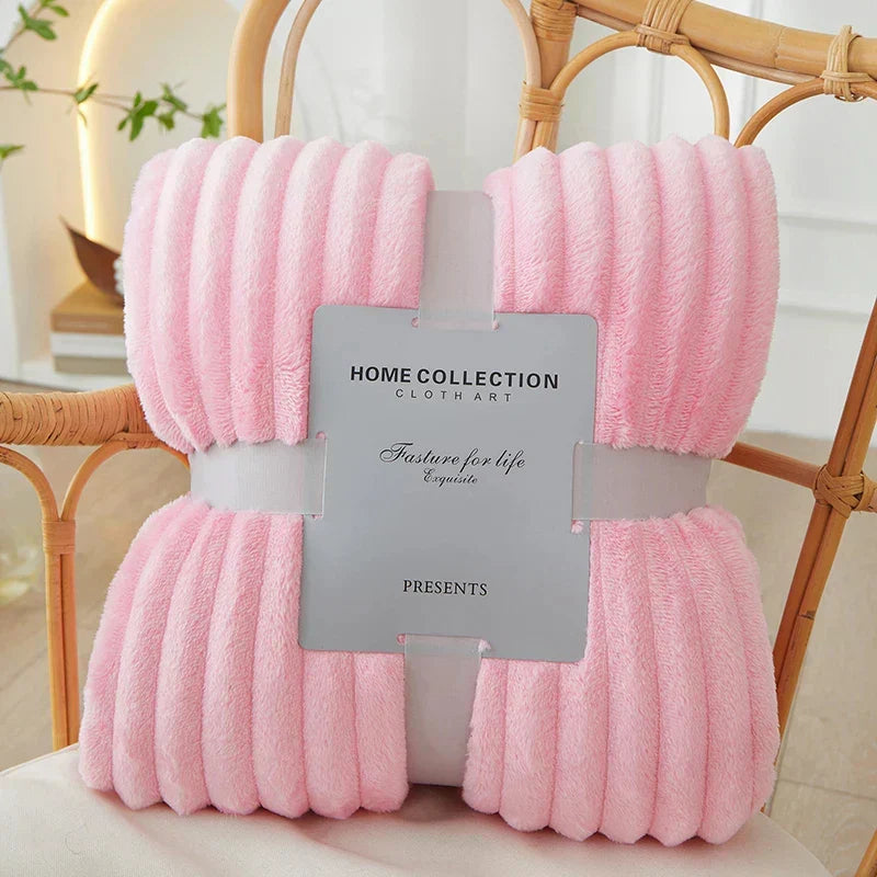 Confort douillet garanti avec cette couverture polaire rayée, un accessoire chaleureux pour la maison.