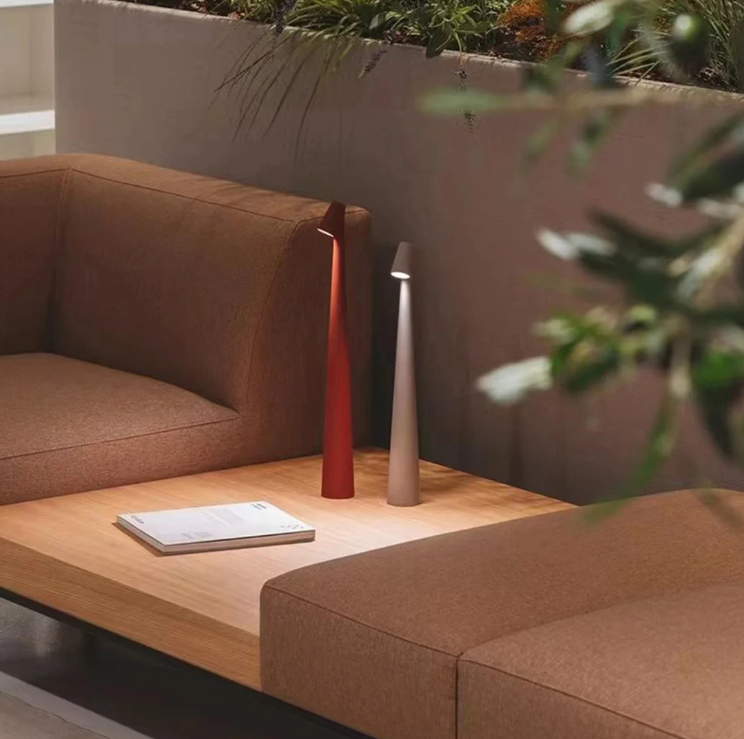 Lampe de table LED design minimaliste, tactile, sans fil, pour décoration maison moderne.