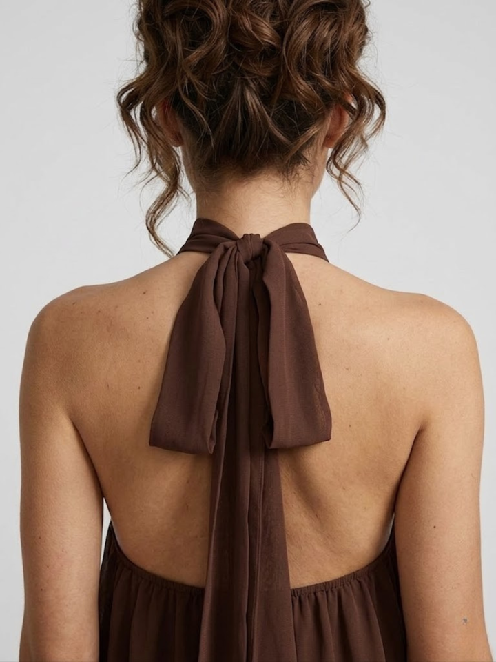 Robe courte dos nu, col halter, volants, idéale pour un look frais et tendance en été. Style décontracté.