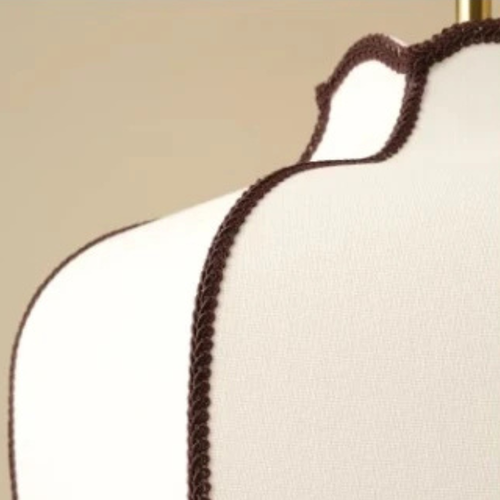 Suspension Lanora avec abat-jour en tissu festonné et éléments en noyer. Éclairage unique.