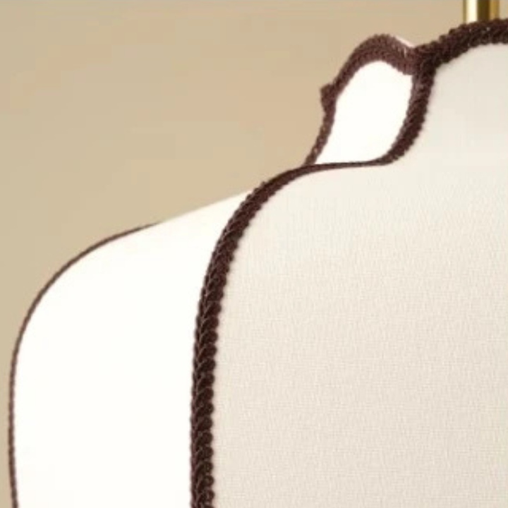 Suspension Lanora avec abat-jour en tissu festonné et éléments en noyer. Éclairage unique.