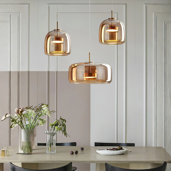 Lustre ajustable en verre, éclairage suspendu LED économe, design moderne pour salle à manger scandinave.