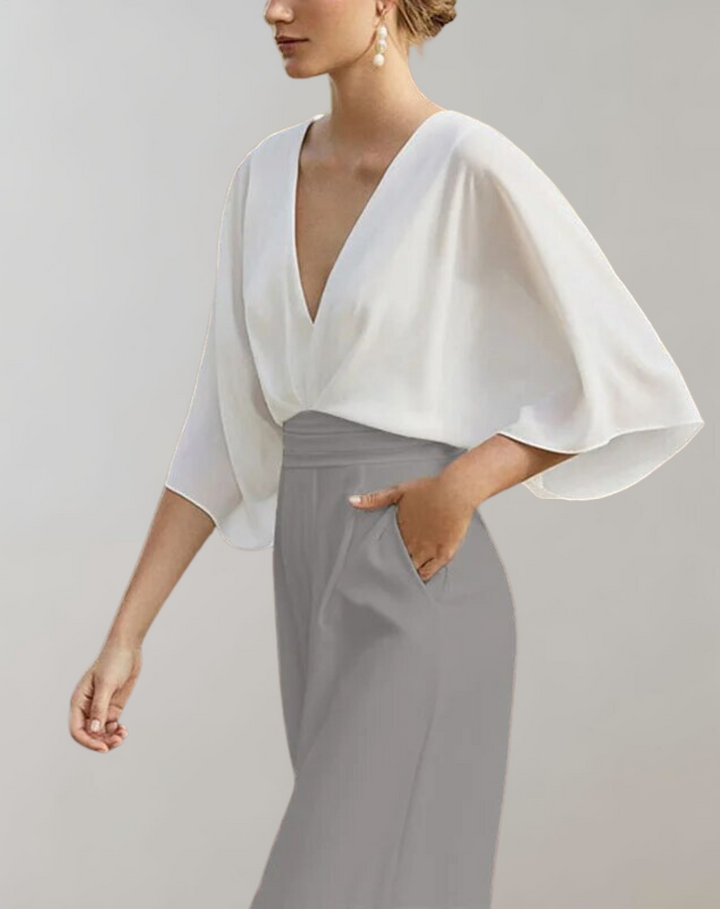 Combinaison moderne femme, décolleté plongeant audacieux et jambes larges tendance. Idéale pour soirée élégante.