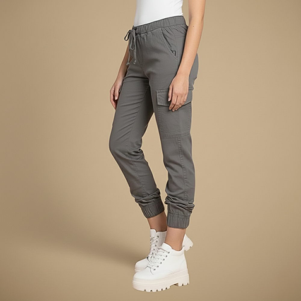 Pantalon jogging cargo femme, mettant en valeur les poches. Style streetwear décontracté et urbain polyvalent.