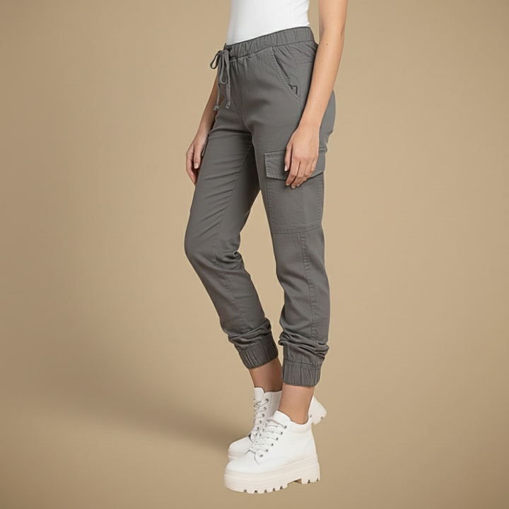 Pantalon jogging cargo femme, mettant en valeur les poches. Style streetwear décontracté et urbain polyvalent.