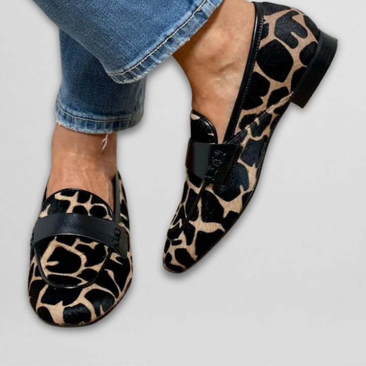 Mocassins femme classiques à imprimé animal léopard, confortables et élégants. Chaussures polyvalentes pour un style quotidien.