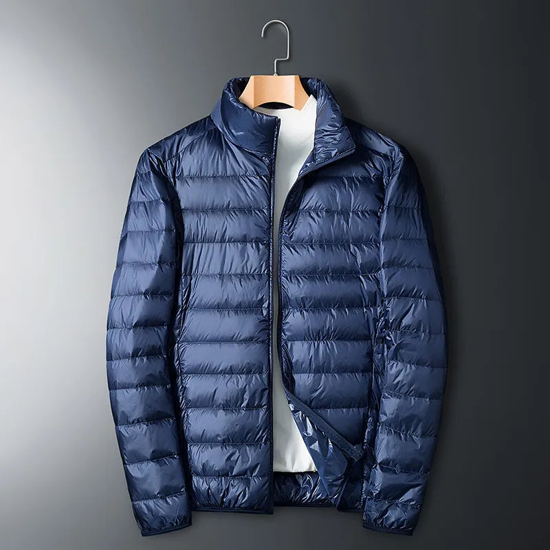 Veste homme élégante à col, légère et polyvalente. Idéale pour la mode masculine décontractée au printemps et en automne.