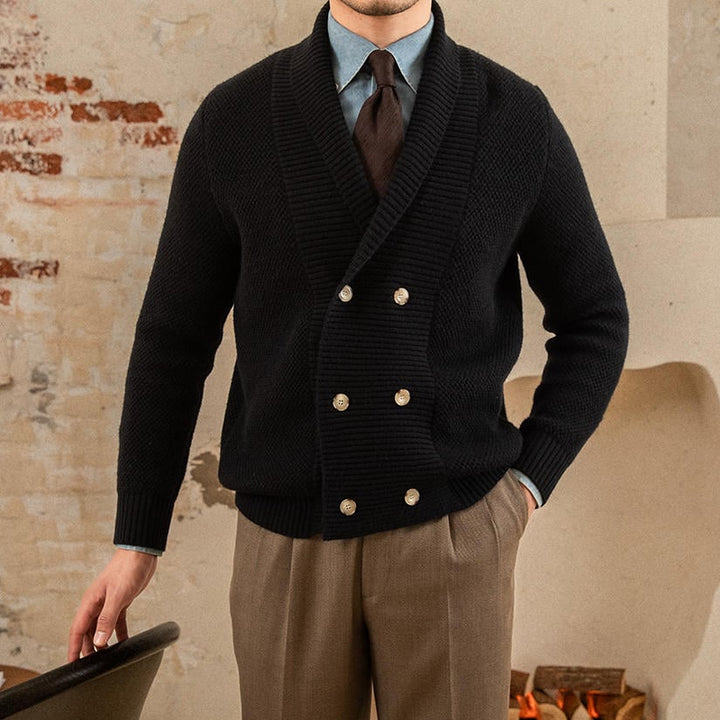 Cardigan croisé élégant pour homme, idéal pour le style casual chic ou les occasions sophistiquées hivernales.