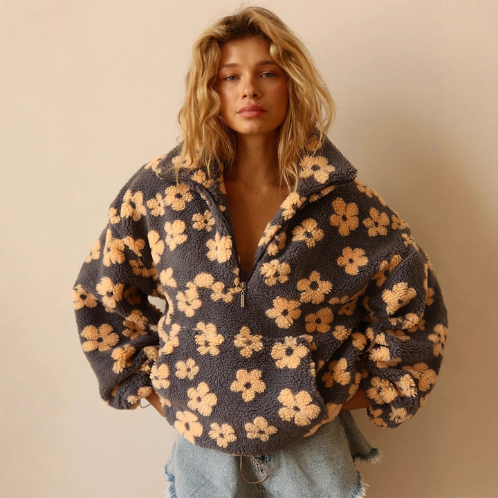 Femme relaxant chez elle avec un sweat-shirt polaire zippé, garantissant chaleur et détente absolue.