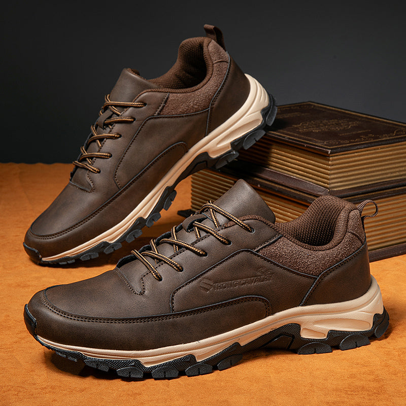 Paire de chaussures Darion, orthopédiques et antidérapantes, prêtes pour marche quotidienne ou randonnée.
