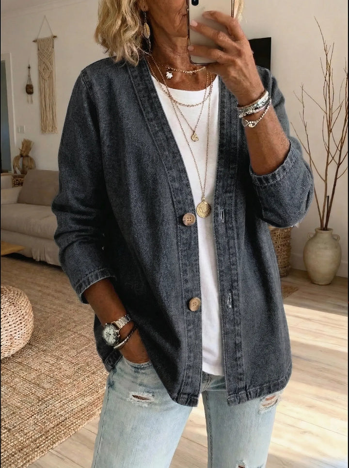 Cardigan femme chic décontracté, style moderne avec boutons. Vêtement polyvalent pour la mode femme, automne/printemps.
