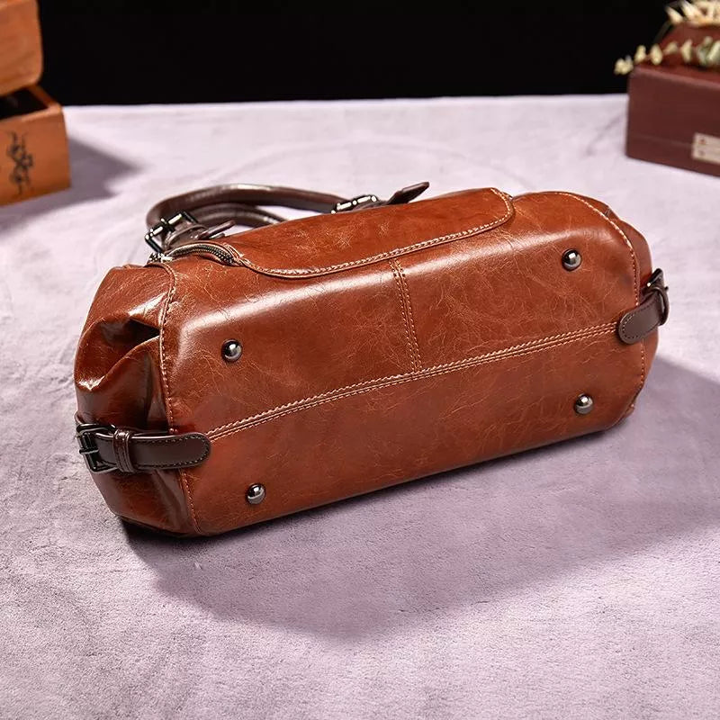 Sac à main vintage rouge pour femmes, accessoire de mode élégant à porter à l'épaule ou en bandoulière.