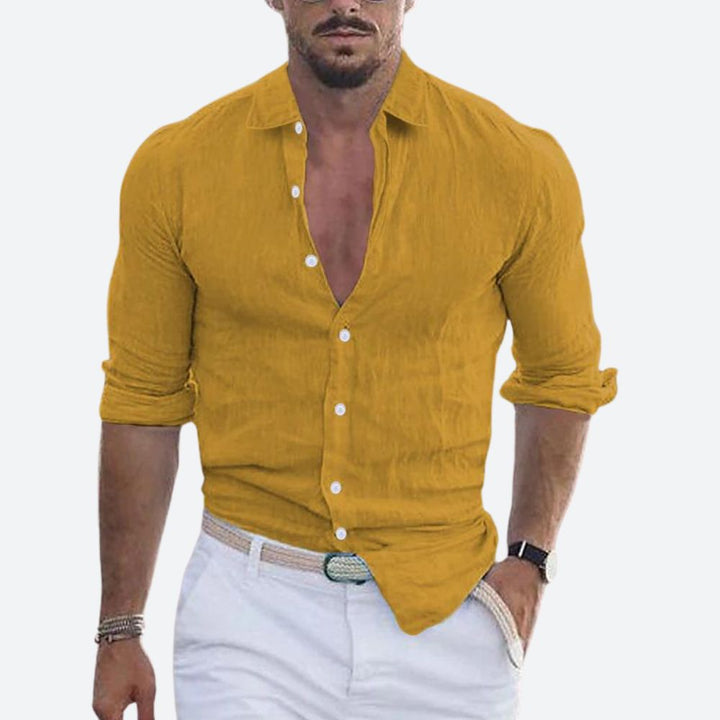 Chemise homme estivale confortable, col rabattu, élégante pour un look décontracté chic en mode masculine.