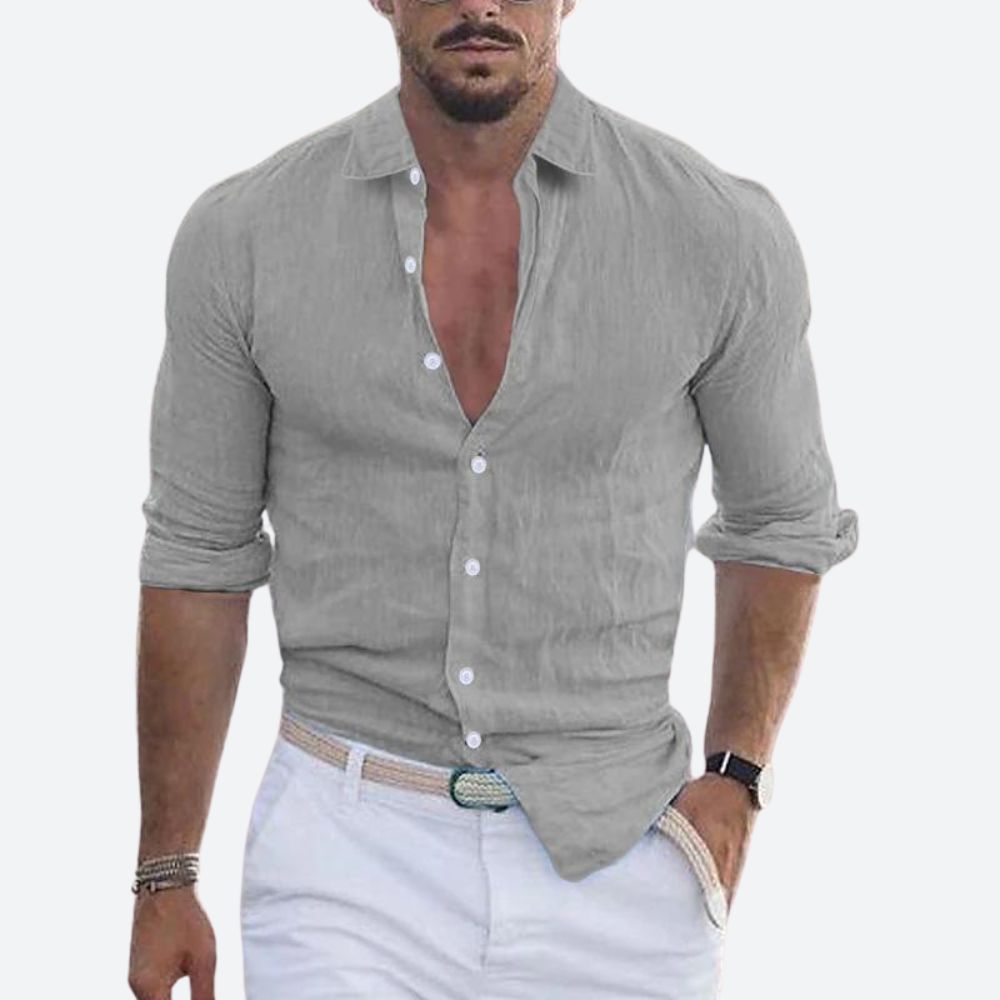 Homme portant une chemise décontractée à col rabattu, style estival, élégante et confortable en été.