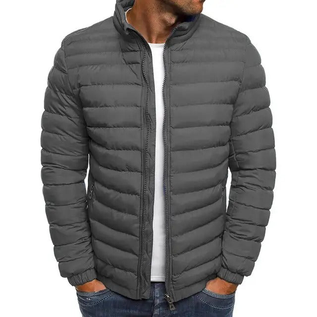 Homme portant une doudoune bleue légère et stylée. Idéale pour le confort urbain et les températures fraîches.