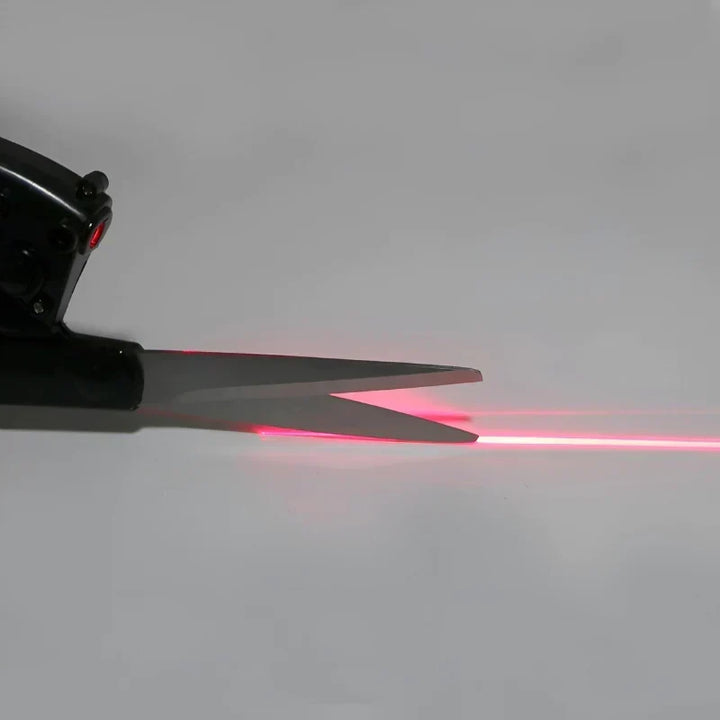 Améliorez votre précision de coupe avec ces ciseaux laser, parfaits pour tous vos travaux manuels.