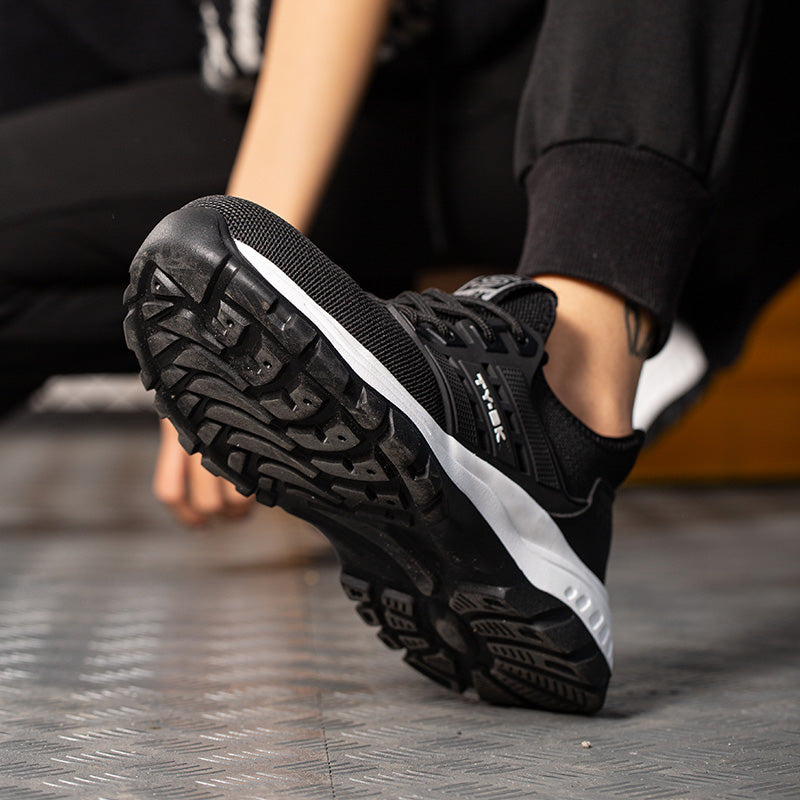 Paire de chaussures de travail orthopédiques noires pour hommes, offrant confort supérieur, sécurité et protection.