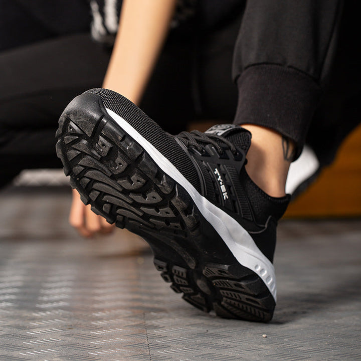 Paire de chaussures de travail orthopédiques noires pour hommes, offrant confort supérieur, sécurité et protection.