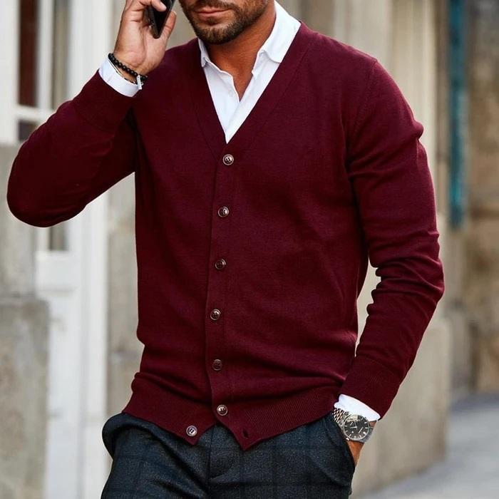 Gilet cardigan homme classique, col en V boutonné, idéal pour la mode masculine automne-hiver. Vêtement élégant.