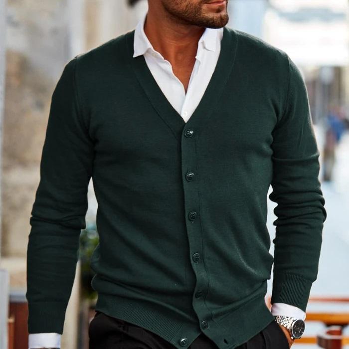 Gilet homme boutonné décontracté, style classique, essentiel pour une tenue confortable en automne.