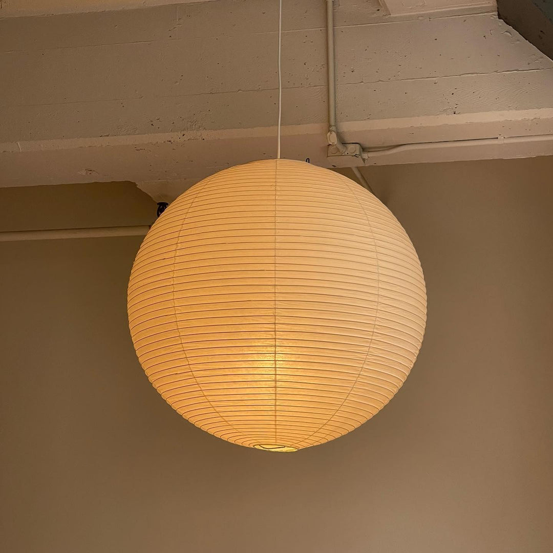 Luminaire suspension design japonais versatile, idéal pour un éclairage contemporain ou un intérieur style Japandi zen.