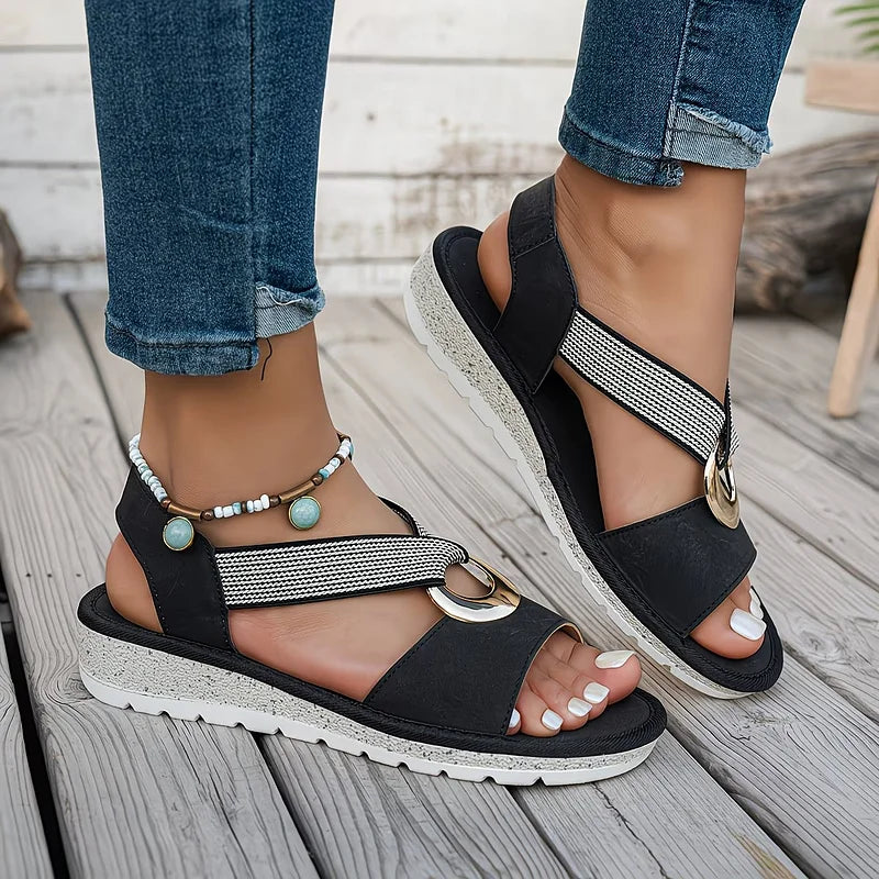 Détail de la boucle des sandales peep-toe femme, assurant un ajustement confortable. Élégance et mode estivale.