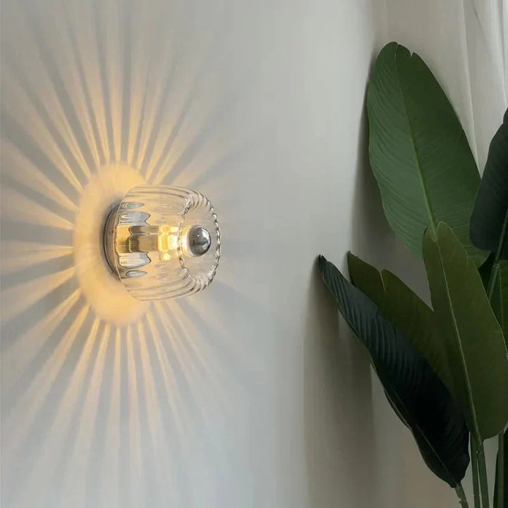 Éclairage mural moderne style nordique, parfait pour salon ou chambre. Crée une lumière d'ambiance agréable.
