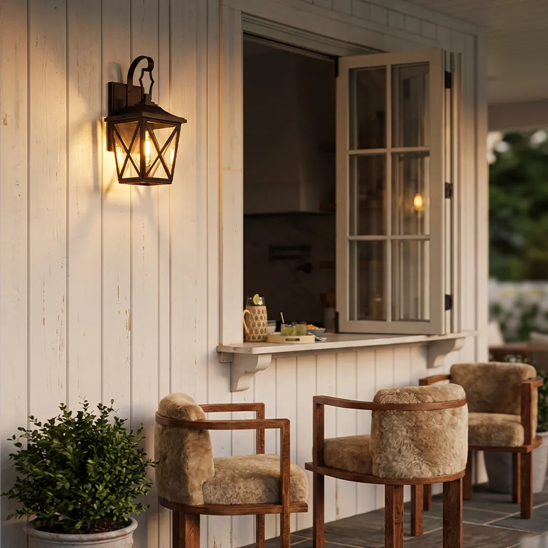 Luminaire mural extérieur noir design nordique, idéal pour un éclairage de balcon abrité ou décoration de jardin.